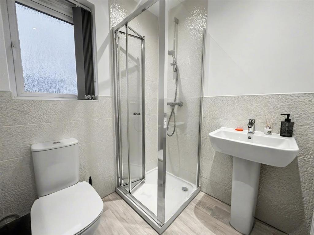 021 Ensuite.jpg