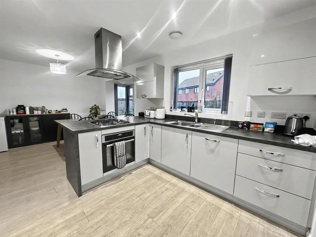 005 Kitchen2 .jpg
