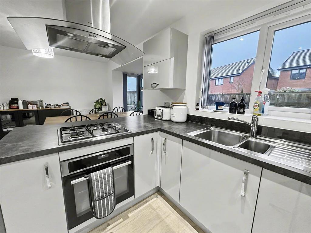 006 Kitchen.jpg
