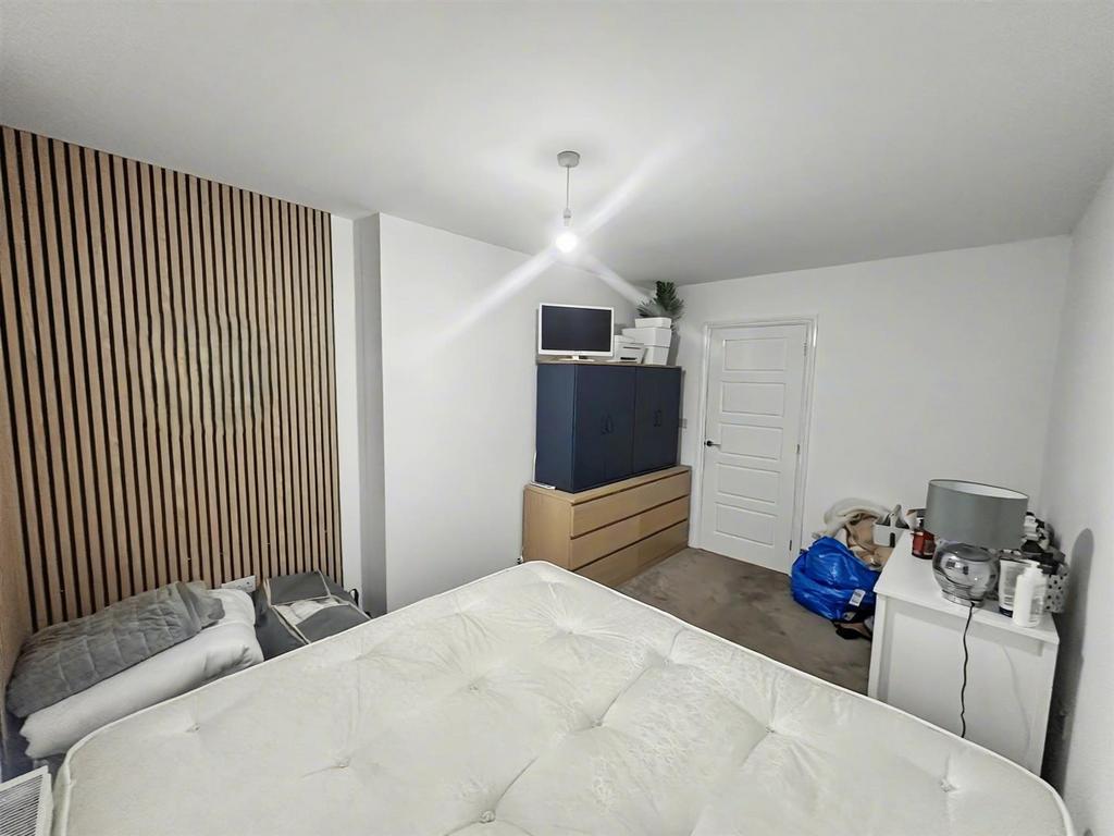 012 Bed 1.jpg