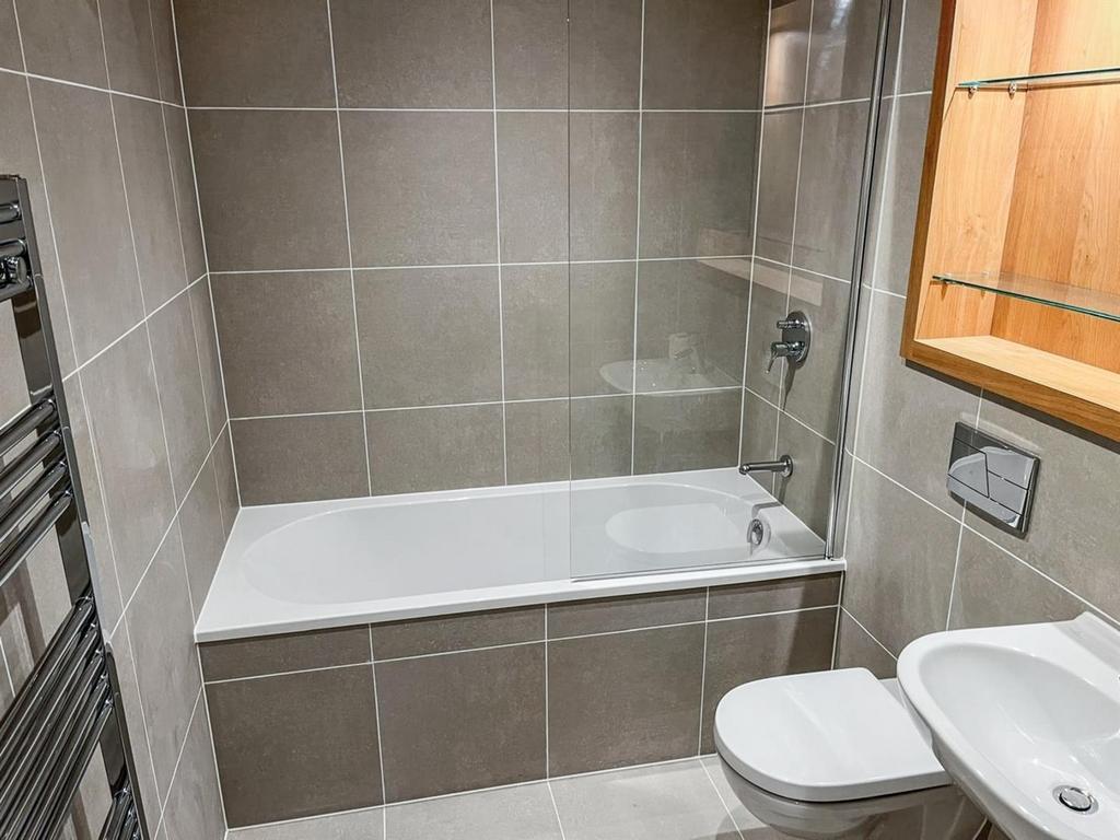 Bathroom 1.jpg