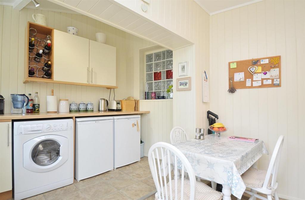 Kitchen2.jpg