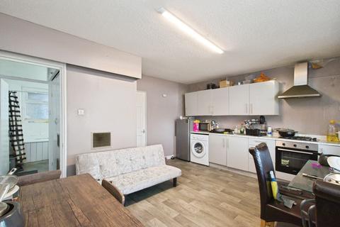 3 bedroom flat for sale, Hartslock Drive, London, SE2