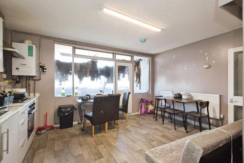 3 bedroom flat for sale, Hartslock Drive, London, SE2