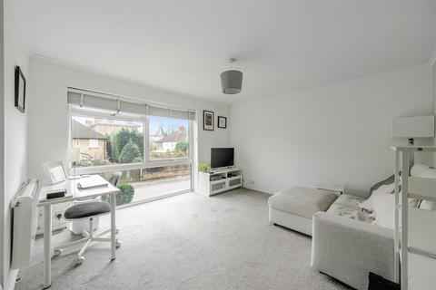 undefined, South Bank, Surbiton