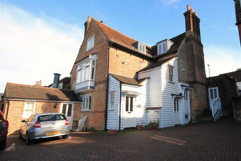 3 bedroom apartment to rent, SOUTH STREET, DORKING, RH4