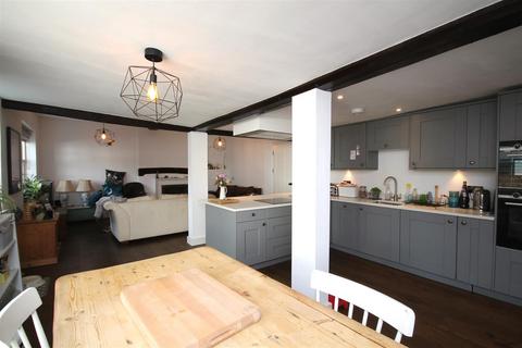 3 bedroom apartment to rent, SOUTH STREET, DORKING, RH4