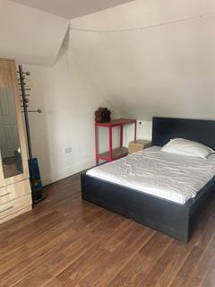 Studio to rent, Gunnerbury Avenue, Acton