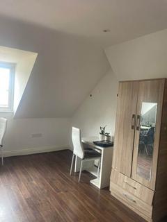 Studio to rent, Gunnerbury Avenue, Acton