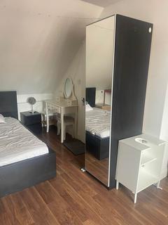 Studio to rent, Gunnerbury Avenue, Acton