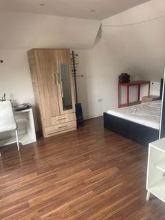Studio to rent, Gunnerbury Avenue, Acton