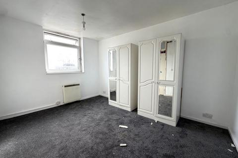 1 bedroom flat for sale, 89 Laburnum House, Bradwell Avenue, Dagenham, RM10 7AF