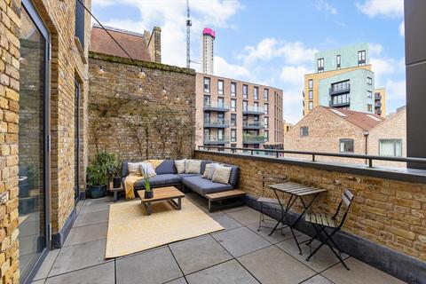 2 bedroom flat for sale, Bubbling Well Square, London SW18