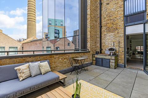 2 bedroom flat for sale, Bubbling Well Square, London SW18