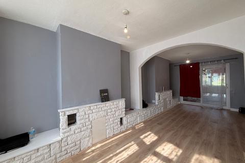 3 bedroom semi-detached house to rent, Waddington Avenue, Birmingham, B43