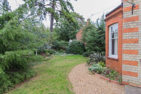 undefined, Irthlingborough Road, Finedon NN9