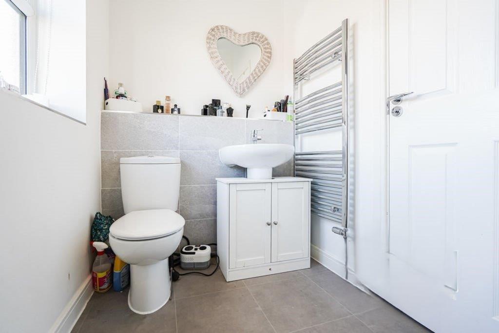 Bedroom1 En Suite-002