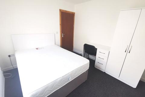 3 bedroom house to rent, Miers Street, St Thomas, Swansea