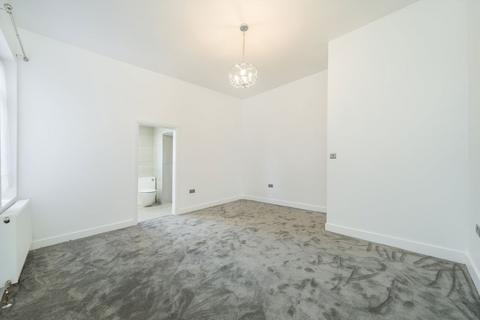 2 bedroom flat to rent, St. Albans Road, London NW10