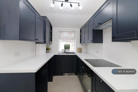 3 bedroom terraced house to rent, Raymond Avenue, Bury, BL9