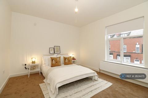 3 bedroom terraced house to rent, Raymond Avenue, Bury, BL9