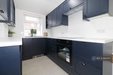 3 bedroom terraced house to rent, Raymond Avenue, Bury, BL9