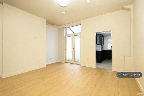 3 bedroom terraced house to rent, Raymond Avenue, Bury, BL9