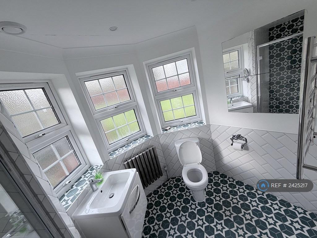 Master Bedroom Private En-Suite