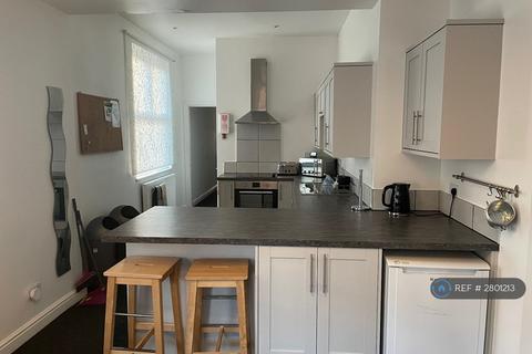 5 bedroom end of terrace house to rent, Hatrell Street, Newcastle-Under-Lyme, ST5
