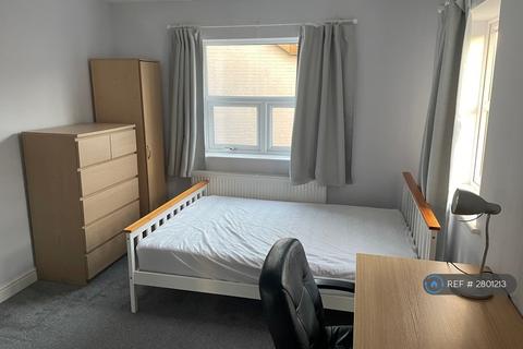 5 bedroom end of terrace house to rent, Hatrell Street, Newcastle-Under-Lyme, ST5