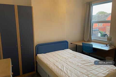 5 bedroom end of terrace house to rent, Hatrell Street, Newcastle-Under-Lyme, ST5