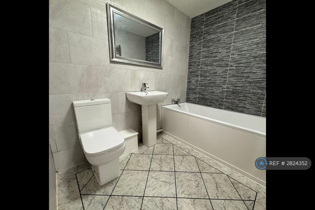 En Suite Toilet And Bath For Bedroom 1