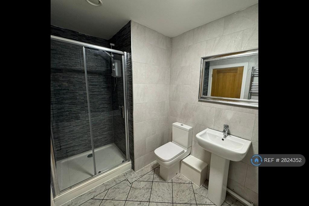 En Suite Toilet And Bath For Bedroom 1
