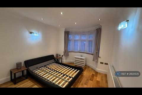 4 bedroom end of terrace house to rent, Dunster Drive, London, NW9