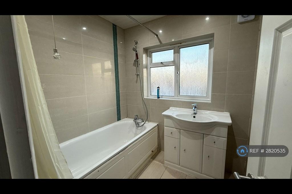 Upstairs Main Bathroom
