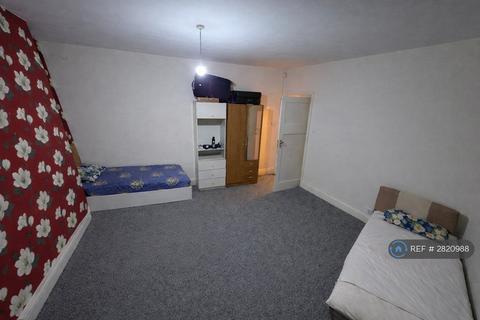 2 bedroom flat to rent, Axbridge Gardens, Newcastle Upon Tyne, NE4