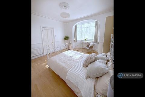 3 bedroom flat to rent, Bishops Park Road, London, SW16