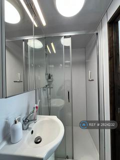 Studio to rent, Greyhound Hill, London, NW4