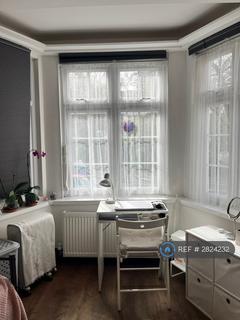 Studio to rent, Greyhound Hill, London, NW4