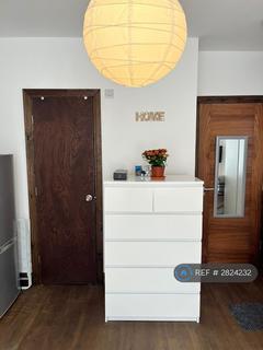 Studio to rent, Greyhound Hill, London, NW4