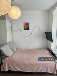 Studio to rent, Greyhound Hill, London, NW4