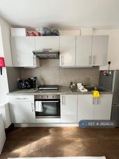 Studio to rent, Greyhound Hill, London, NW4