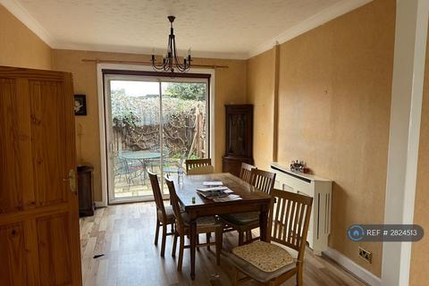 3 bedroom semi-detached house to rent, Woodland Gardens, Isleworth, TW7