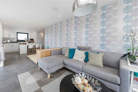 3 bedroom flat to rent, High Road, London NW10