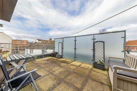 3 bedroom flat to rent, High Road, London NW10