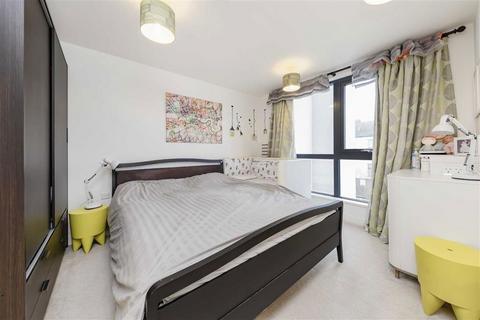 3 bedroom flat to rent, High Road, London NW10