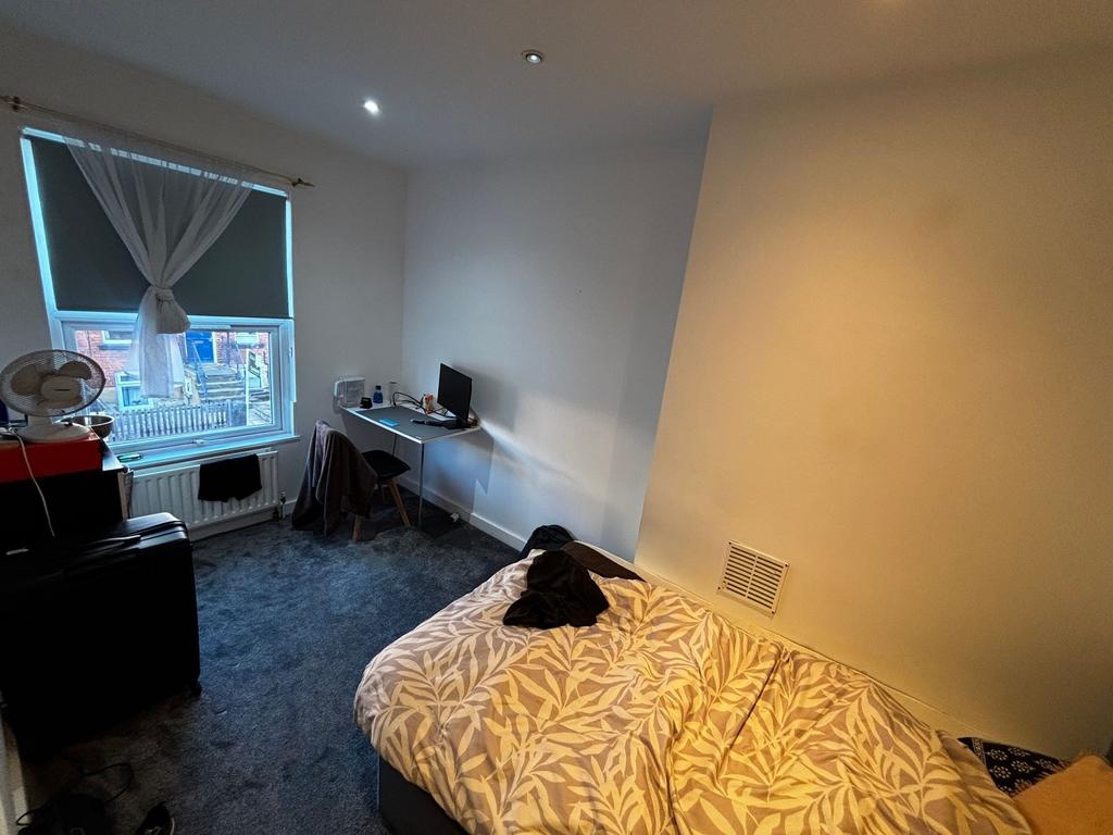 Well-presented double bedroom with a comfortabl...