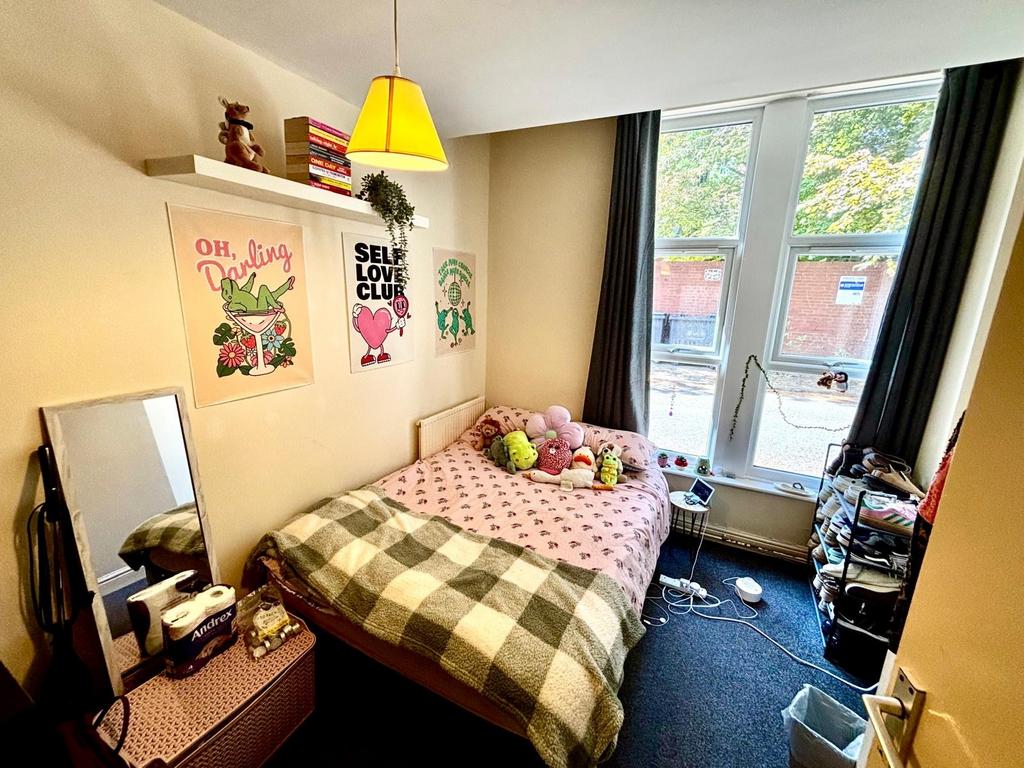 A cozy double bedroom featuring a comfortable b...