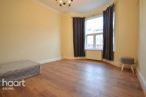 Studio to rent, Spencer Road, LONDON