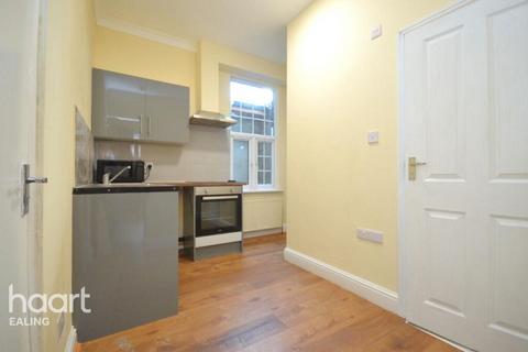 Studio to rent, Spencer Road, LONDON